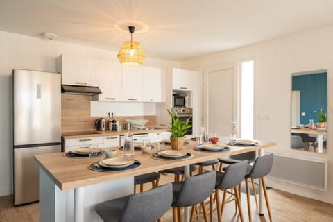 Coffee/tea facilities, Kitchen or kitchenette, Dining area, dishwasher, oven, stove, toaster