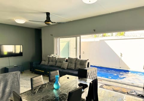 Communal lounge/ TV room, TV and multimedia, Living room, Seating area, Dining area, Evening entertainment, Pool view, Swimming pool