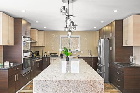 North Shore Lodge - 5000SqFt Game Area Hot Tub House in Tunkhannock Township