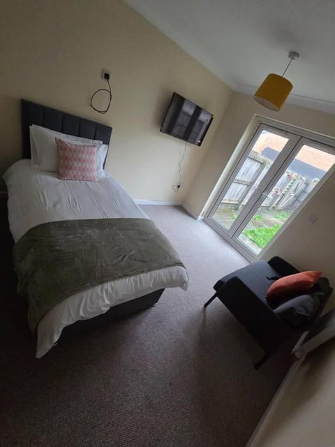 Spacious House | Perfect for Contractor Stays House in Widnes