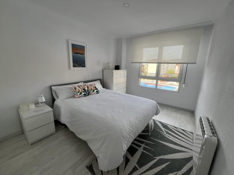 Photo of the whole room, Bedroom