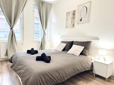 Bed, Bedroom, towels