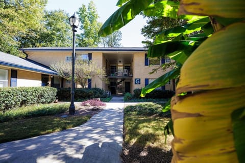 Decatur Modern Haven King Bed Apartment in Decatur