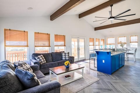 6 Bedroom, 3 unit Triplex in Crystal Beach House in Texas City