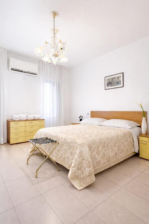 Bed, Photo of the whole room, Bedroom, air conditioner