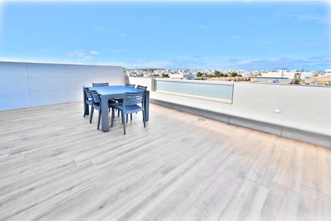 Property building, Balcony/Terrace, Dining area