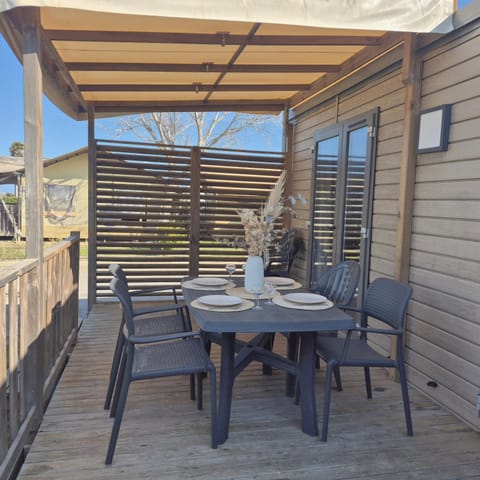 Property building, Balcony/Terrace, Dining area