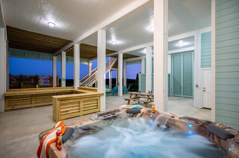 Luxury Beachfront l Sleeps 20, Hot Tub, Pool & Game Room Fun! House in Bolivar Peninsula