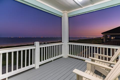 Luxury Beachfront l Sleeps 20, Hot Tub, Pool & Game Room Fun! House in Bolivar Peninsula