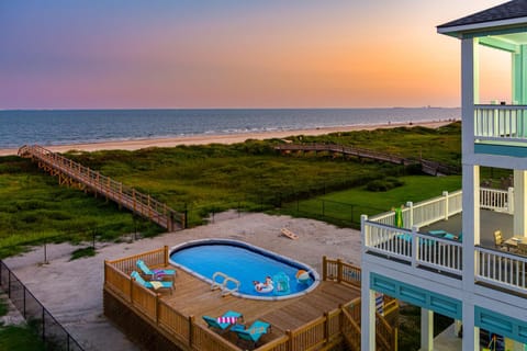 Luxury Beachfront l Sleeps 20, Hot Tub, Pool & Game Room Fun! House in Bolivar Peninsula