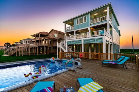 Luxury Beachfront l Sleeps 20, Hot Tub, Pool & Game Room Fun! House in Bolivar Peninsula