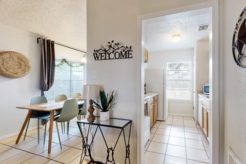 Spacious dog-friendly home, close to park with patio, AC, & W/D House in San Antonio