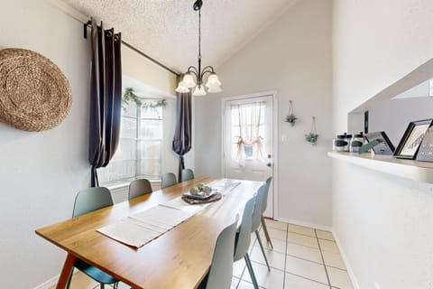 Spacious dog-friendly home, close to park with patio, AC, & W/D House in San Antonio