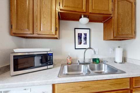 Spacious dog-friendly home, close to park with patio, AC, & W/D House in San Antonio