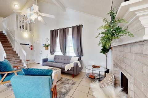 Spacious dog-friendly home, close to park with patio, AC, & W/D House in San Antonio