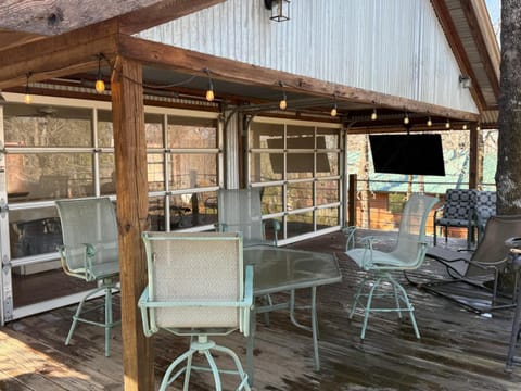 Tenkiller Timber Retreat House in Tenkiller Ferry Lake