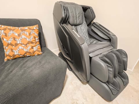 Massage, Massage, Living room