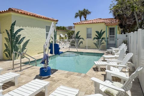 Island Paradise Cottages - Triplex House in Madeira Beach
