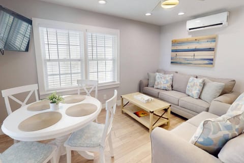 Island Paradise Cottages - Triplex House in Madeira Beach