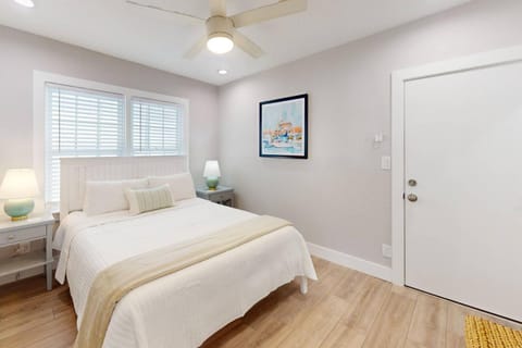 Island Paradise Cottages - Triplex House in Madeira Beach