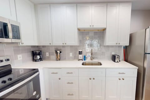 Island Paradise Cottages - Triplex House in Madeira Beach