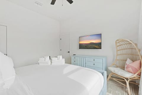 Phoenix Vista - Mountain Views, Pool & Fire Pit House in Paradise Valley