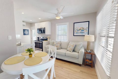 Island Paradise Cottages - Complex House in Madeira Beach