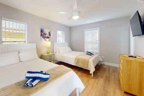 Island Paradise Cottages - Complex House in Madeira Beach