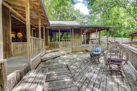 Charming dog-friendly home with expansive deck - near boat ramp & attractions House in McQueeney