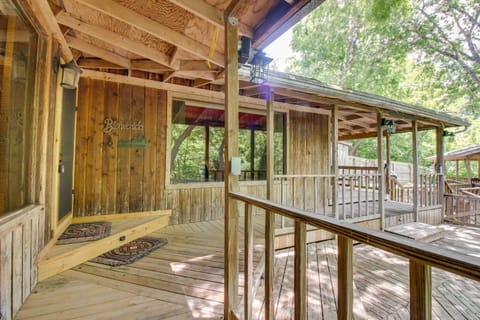 Charming dog-friendly home with expansive deck - near boat ramp & attractions House in McQueeney