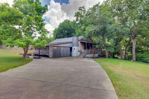 Charming dog-friendly home with expansive deck - near boat ramp & attractions House in McQueeney