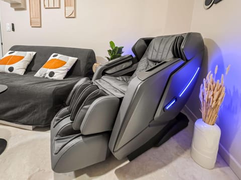 Massage, Massage, Living room