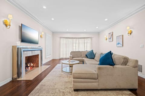 Spacious 5BR LA Villa with Pool Spa & Game Room House in Beverly Hills