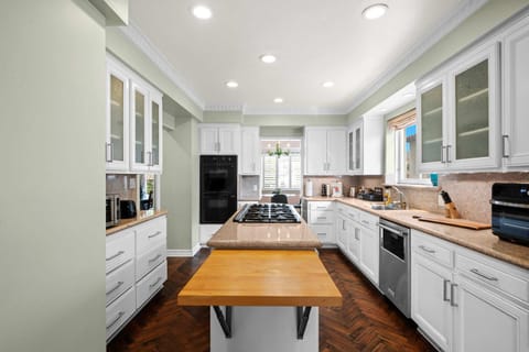 Spacious 5BR LA Villa with Pool Spa & Game Room House in Beverly Hills