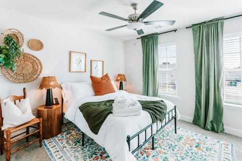 Old Capital - Prof Design, Purple Matt, Sleeps 5 House in Milledgeville