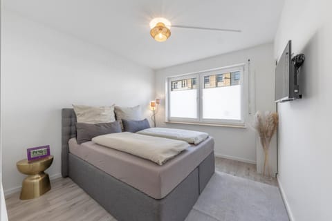 Bed, Photo of the whole room, Evening entertainment, Bedroom