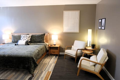 Bed, Photo of the whole room, Seating area, Bedroom