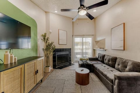 Stylish City Getaway 2B - Sleeps 6 - Pool, Prkg Apartment in Austin