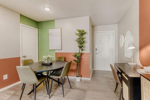 Stylish City Getaway 2B - Sleeps 6 - Pool, Prkg Apartment in Austin