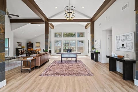 Stylish City Getaway 2B - Sleeps 6 - Pool, Prkg Apartment in Austin