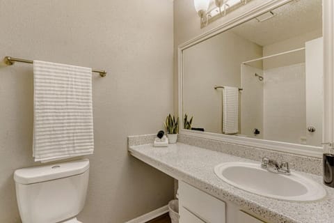 Stylish City Getaway 2B - Sleeps 6 - Pool, Prkg Apartment in Austin