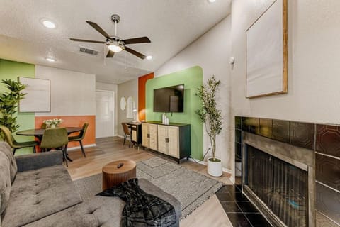 Stylish City Getaway 2B - Sleeps 6 - Pool, Prkg Apartment in Austin