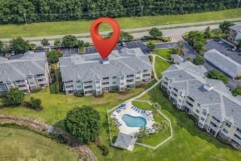 Property building, Neighbourhood, Bird's eye view, Pool view, Swimming pool