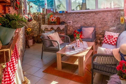 Day, View (from property/room), Decorative detail, Seating area, Area and facilities