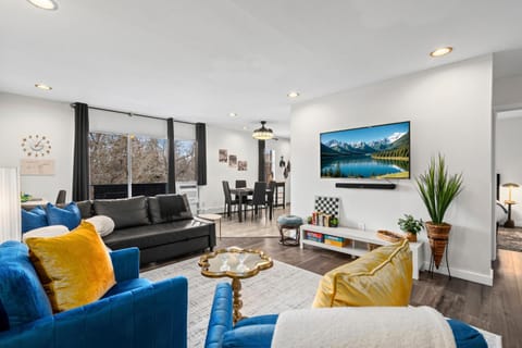 Day, TV and multimedia, Living room, Seating area, Dining area, furniture