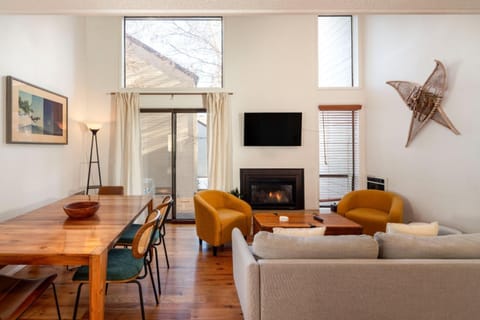 Indian Springs 2444 - Cozy 2BR + Loft Next to Dollar Mountain Lift House in Sun Valley