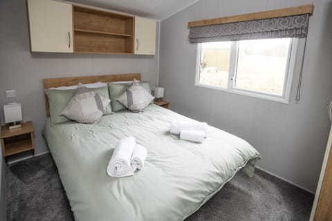 Photo of the whole room, Bedroom, towels