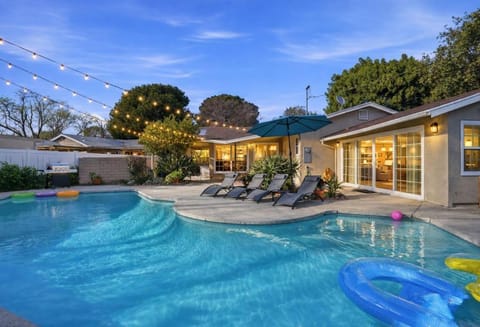 Property building, Patio, Day, Natural landscape, Garden, Garden view, Pool view, Swimming pool, sunbed