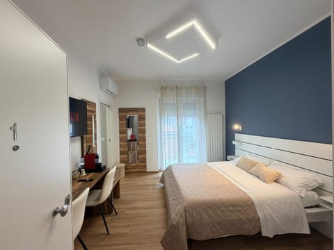 Bed, Photo of the whole room, Seating area, Bedroom