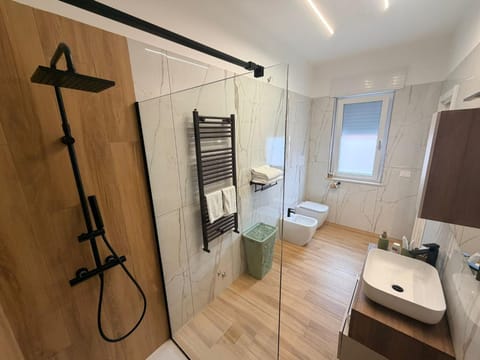 Shower, Toilet, Bathroom, bidet, towels